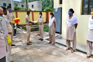 Distribution of raincoat among police in gumla