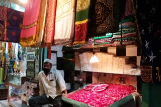 flower sellers outside dargah hazrat nizamuddin suffer from economic crisis due to corona in delhi