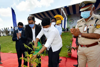 విమానాశ్రయంలో గ్రీన్ ఇండియా ఛాలెంజ్