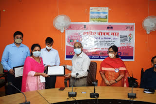 DC Rajeshwar Goyal honored people under nutrition campaign in Bilaspur