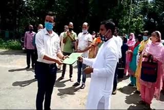 Villagers of Paprola submitted memorandum to the Tehsildar