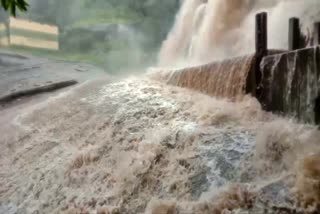 flood-in-theni-chinna-suruli-falls