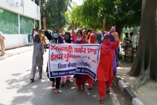 Anganwadi workers protest against the government in kaithal