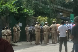 A large police contingent outside Kangana's house in Mumbai