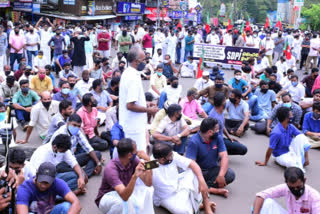 മലപ്പുറം  സ്ഡിപിഐ പ്രവര്‍ത്തകർ  കൊവിഡ് പ്രോട്ടോക്കോള്‍  SDPI activists  Highway protest