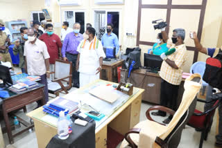 Chief Minister's surprise inspection of the attendance record of government officials in Pondicherry!