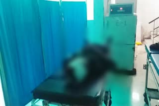 man died due to lack of treatment in dhanbad, news of dhanbad bank more police station, news of dhanbad PMCH, धनबाद में घायल शख्स का इलाज के अभाव में मौत, धनबाद बैंक मोड़ थाना की खबरें, धनबाद पीएमसीएच की खबरें