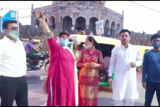 Congress leaders shouted slogans and launched signature campaign in Mehrauli delhi