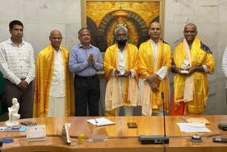 tirupati temple members meet shirdi temple members