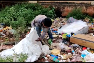 Corona effect on Rag pickers, Corona effect on Rag pickers life, Corona effect on Rag pickers life in Hubli, ಚಿಂದಿ ಆಯುವವರ ಬದುಕು ಛಿದ್ರ, ಚಿಂದಿ ಆಯುವವರ ಬದುಕು ಛಿದ್ರಗೊಳಿಸಿದ ಕಿಲ್ಲರ್ ಕೊರೊನಾ, ಹುಬ್ಬಳ್ಳಿಯಲ್ಲಿ ಚಿಂದಿ ಆಯುವವರ ಬದುಕು ಛಿದ್ರ,