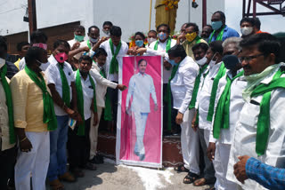 warangal trs leaders welcomed the new Revenue Act