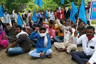 Hunger strike of affected victims in Barwani
