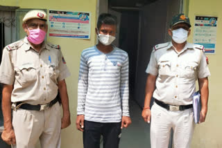 Kotla Mubarakpur police arrested mobile snatcher