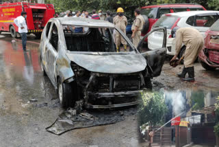 fire in a car in east of kailash