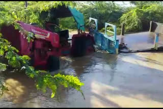 ಮಳೆಯ ಆರ್ಭಟಕ್ಕೆ ಕೊಚ್ಚಿ ಹೋದ ಟ್ರಾಕ್ಟರ್