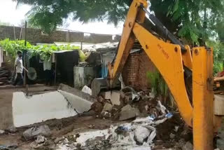 Municipal Corporation opened a bulldozer on the house
