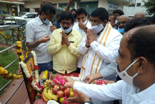 Gopalaiah a flower garland for the Kempegowda statue