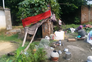 woman suffering from leprosy is forced to live in the toilet at jamtara, शौचालय में रहने को मजबूर है कुष्ठ रोग से पीड़ित महिला