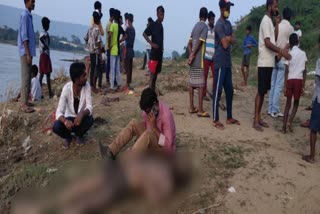 one dead body found out of two drown man in jamshedpur, जमशेदपुर में स्वर्णरेखा की धार में बहे दो युवक