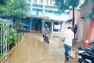 Half an hour of rain filled water at Hazaribag Municipal Corporation office, news of Hazaribag Municipal Corporation, Rain in hazaribag, आधे घंटे की बारिश हजारीबाग नगर निगम कार्यालय में भरा पानी, हजारीबाग में बारिश, हजारीबाग नगर निगम की खबरें