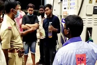 Bundu ranchi petrol pump fraud from customers, news of Bundu petrol pump, Ruckus in Bundu Ranchi Petrol Pump, ग्राहकों से बुंडू रांची पेट्रोल पंप धोखाधड़ी,  बुंडू रांची पेट्रोल पंप में हंगामा, बुंडू पेट्रोल पंप की खबरें