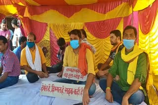 Writer on hunger strike for road construction in dumka, सड़क निर्माण के लिए भूख हड़ताल पर बैठा साहित्यकार