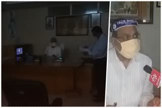 DM Ajay Shankar Pandey worked in his office for about an hour without AC or fan