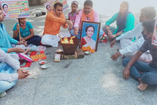 Havan in Shiva temple of Dayal Singh Camp for the health benefits of Rita Bahuguna Joshi