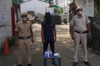 Lajpat Nagar police caught two including minor in mobile snatching case