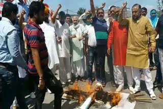 Kshatriya society people burnt  effigy of Uddhav Thackeray In Bhiwani