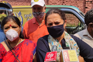 MP Meenakshi Lekhi Distributed food to Satya Jeevan Kusht Ashram in delhi