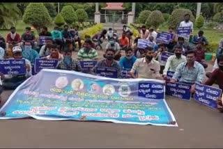 Dharwad: Students demanding various demands including lap top