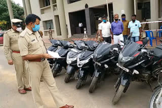 Four bike thieves arrest, Four bike thieves arrest in Davanagere, Davanagere bike thieves, Davanagere bike thieves news, ನಾಲ್ವರು ಬೈಕ್​ ಕಳ್ಳರ ಬಂಧನ, ದಾವಣಗೆರೆಯಲ್ಲಿ ನಾಲ್ವರು ಬೈಕ್​ ಕಳ್ಳರು ಬಂಧನ, ದಾವಣಗೆರೆ ಬೈಕ್​ ಕಳ್ಳರು, ದಾವಣಗೆರೆ ಬೈಕ್​ ಕಳ್ಳರು ಸುದ್ದಿ,