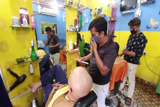 Lack of customers in salons due to increasing cases of corona in Gharghoda