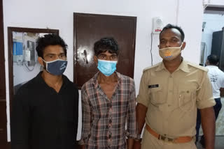 police arrested two ganja smugglers in Noida