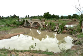 பாலத்தை அகற்ற விவசாயிகள் கோரிக்கை