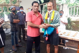 mlr laxma reddy honoured by  sats-chairman-venkateshwar-reddy