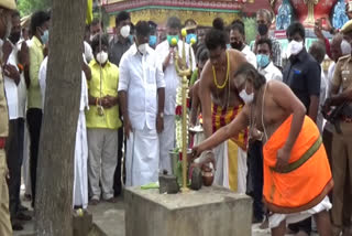 ops-worship-at-kuladeyva-temple