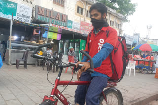 Hyderabadi student forced to deliver food by bicycle due to poverty