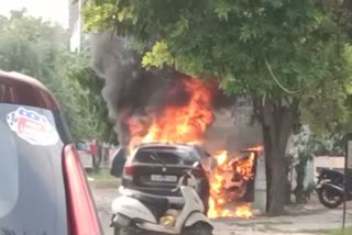 car parked on the road suddenly caught fire in lucknow