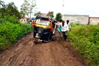 रस्त्यात फसलेली रिक्षा