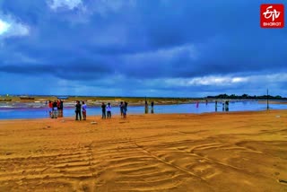 tourists arriving on alibaug beach after lockdown