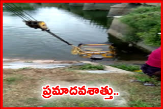 ప్రమాదవశాత్తు సాగర్ కాల్వలో ఆటో బోల్తా