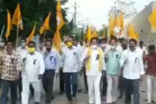 tdp-cadre-protest-in-vinukonda-over-statues-remove