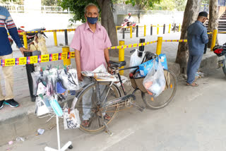 news papers vendors facing problems in corona era at jahangirpuri metro station