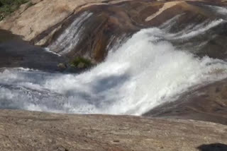 Bhopal-Nagpur National Highway closed on Dhar river boom