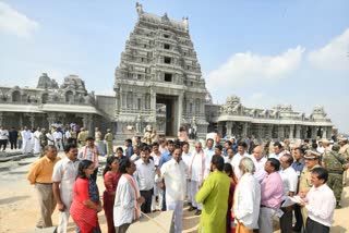 యాదాద్రికి సీఎం కేసీఆర్​.. ఆలయ అభివృద్ధి పనుల పరిశీలన