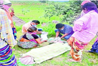 Woman giving birth by the roadside .. Young men rushed to hospital