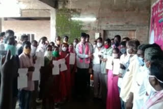 MLA Shankar Nayak distributing Kalyana Lakshmi checks