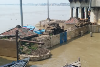 बाढ़ के पानी में डूबा मंदिर.